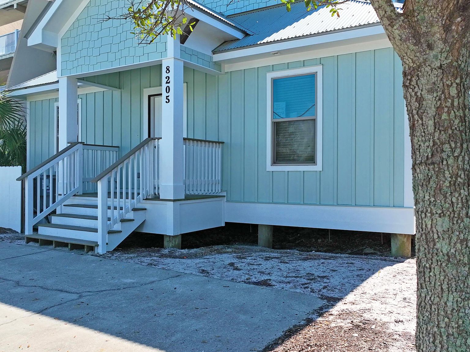 8205 Surf Drive, photo 1